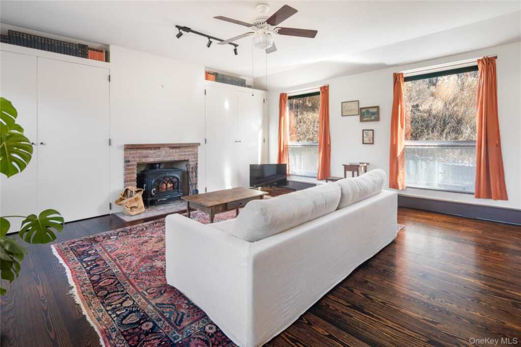 689 Mountain Road, New City, NY 10956 - Photo 7 of 28