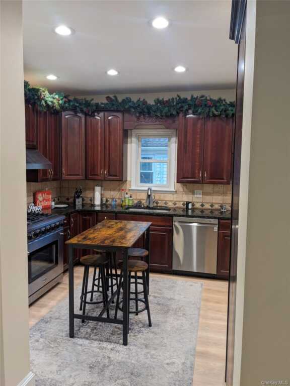 71 Longview Avenue, White Plains, NY 10605 - Photo 7 of 32