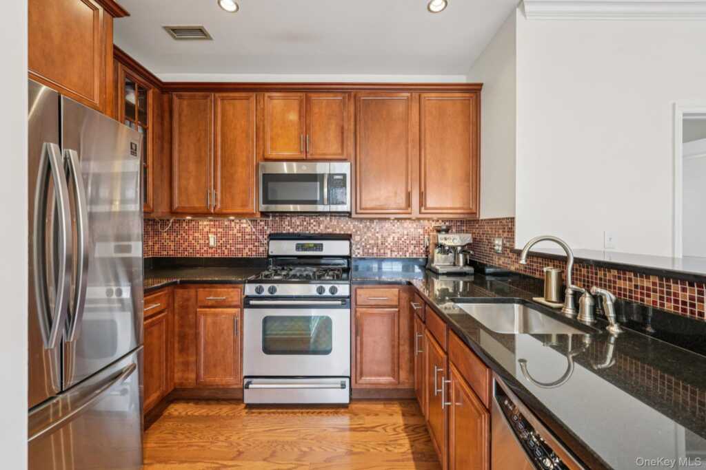 410 Westchester Avenue, Unit #202, Rye, NY 10573 - Photo 4 of 26