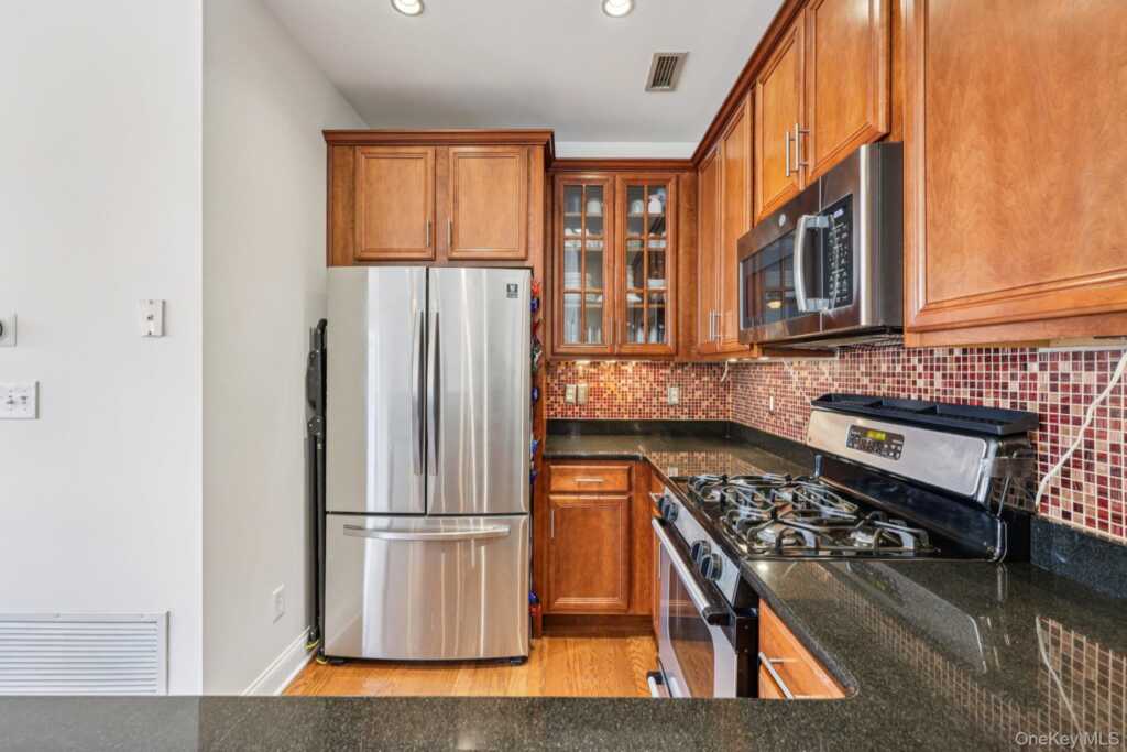 410 Westchester Avenue, Unit #202, Rye, NY 10573 - Photo 5 of 26