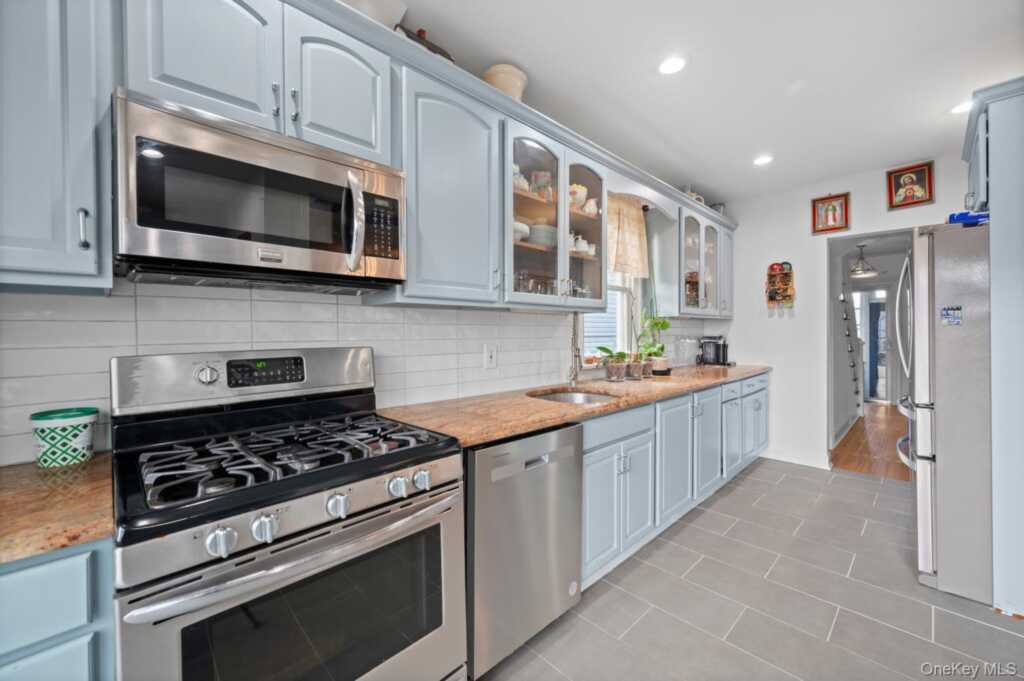 132 Mayflower Avenue, New Rochelle, NY 10801 - Photo 5 of 23