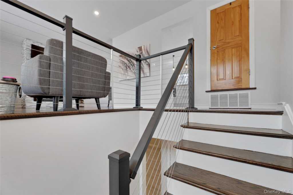 8 Jodi Lane, New City, NY 10956 - Photo 4 of 37