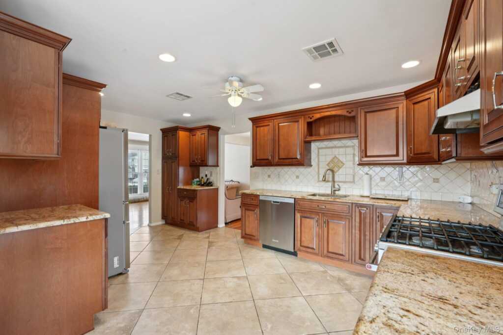 12 Stratford Place, New City, NY 10956 - Photo 17 of 47