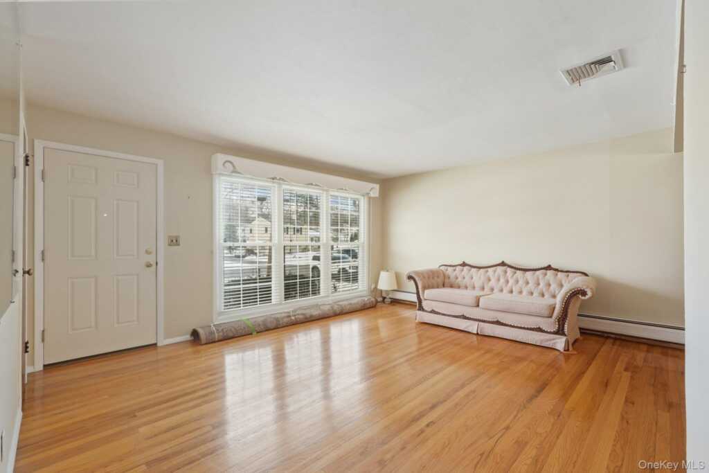 12 Stratford Place, New City, NY 10956 - Photo 4 of 47