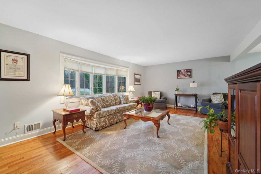 84 Townline Road, Nanuet, NY 10954 - Photo 5 of 44