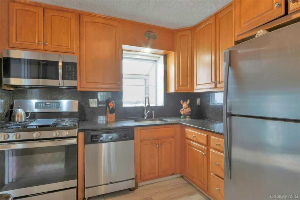 8 Windmill Lane, New City, NY 10956 - Photo 4 of 33