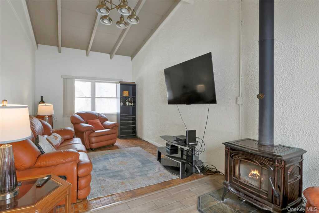 8 Windmill Lane, New City, NY 10956 - Photo 9 of 33