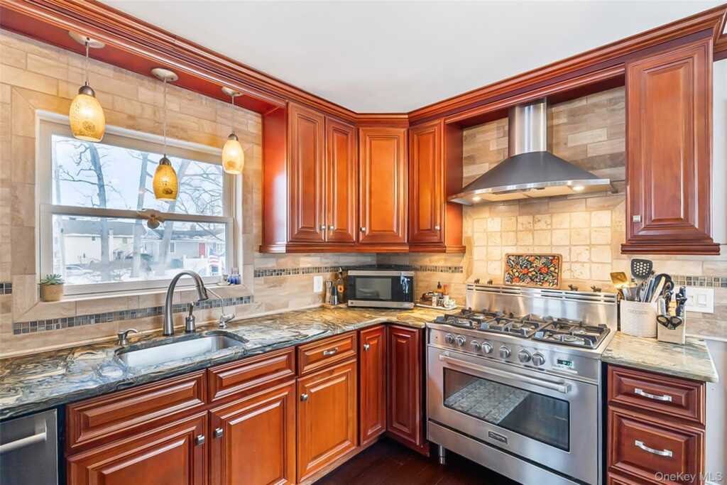 2 Henry Court, Nanuet, NY 10954 - Photo 12 of 48