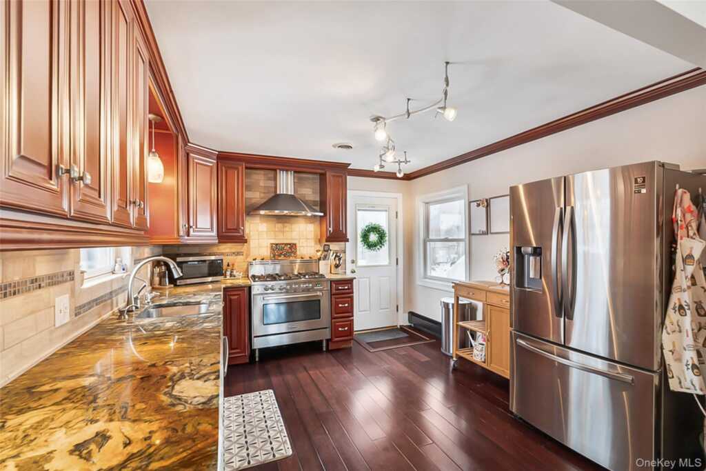 2 Henry Court, Nanuet, NY 10954 - Photo 9 of 48