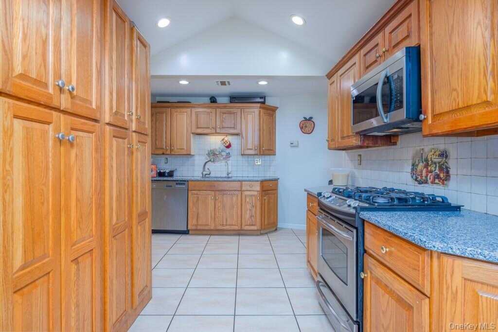 23 Sky Meadow Road, Suffern, NY 10901 - Photo 6 of 36