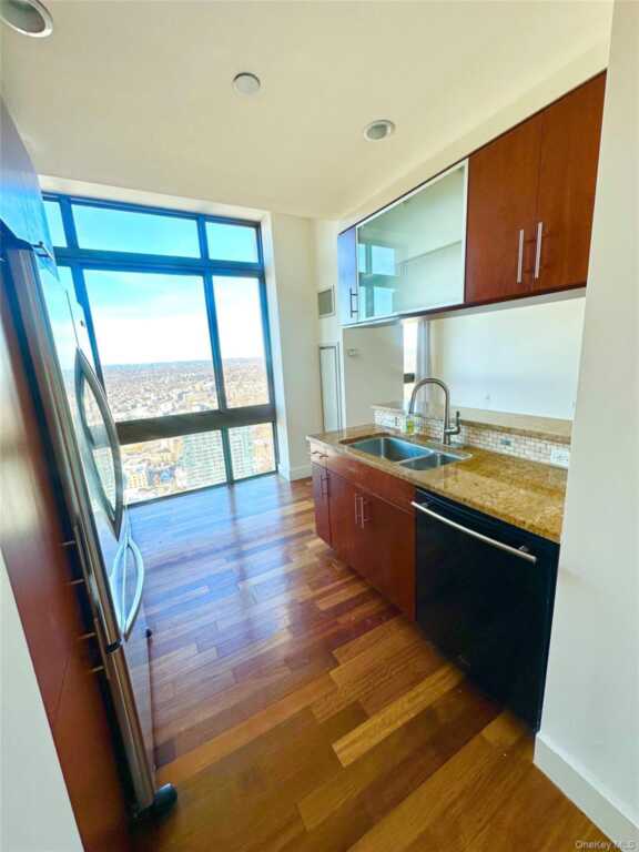 175 Huguenot Street, New Rochelle, NY 10801 - Photo 2 of 13