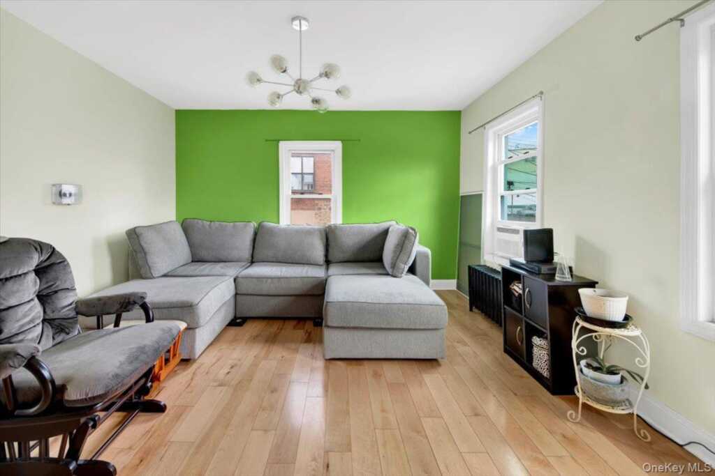 14 Bartels Place, New Rochelle, NY 10801 - Photo 4 of 21