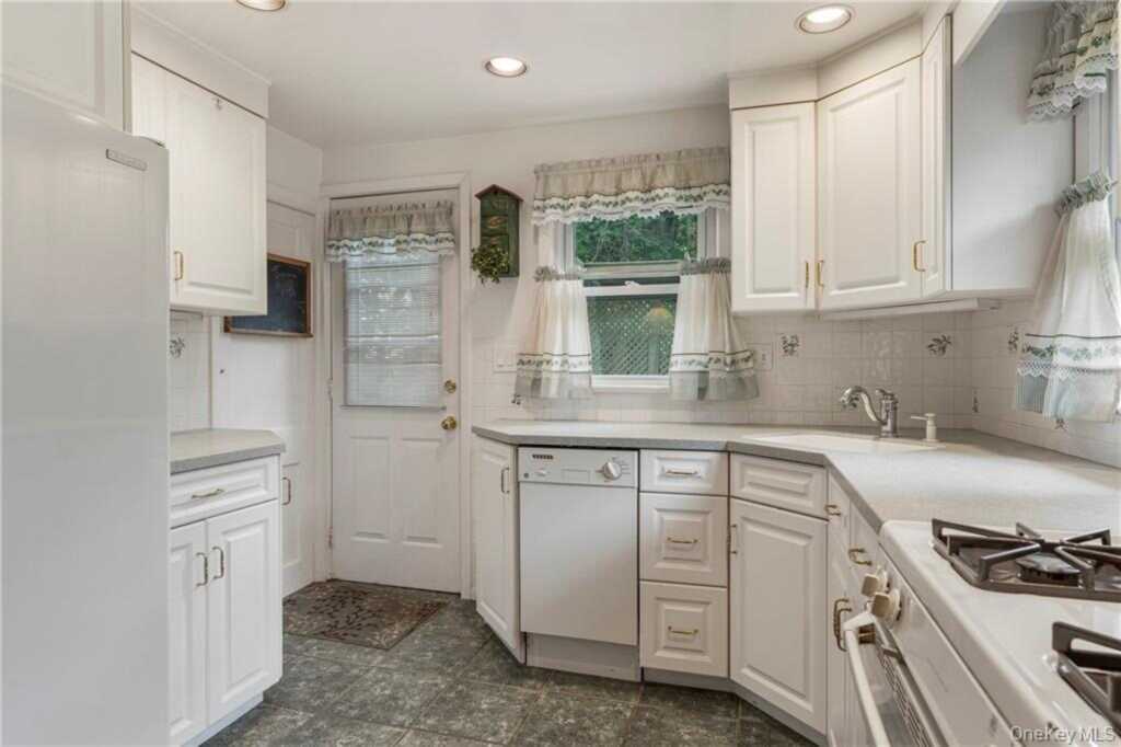 30 Lindbergh Lane, New City, NY 10956 - Photo 6 of 27