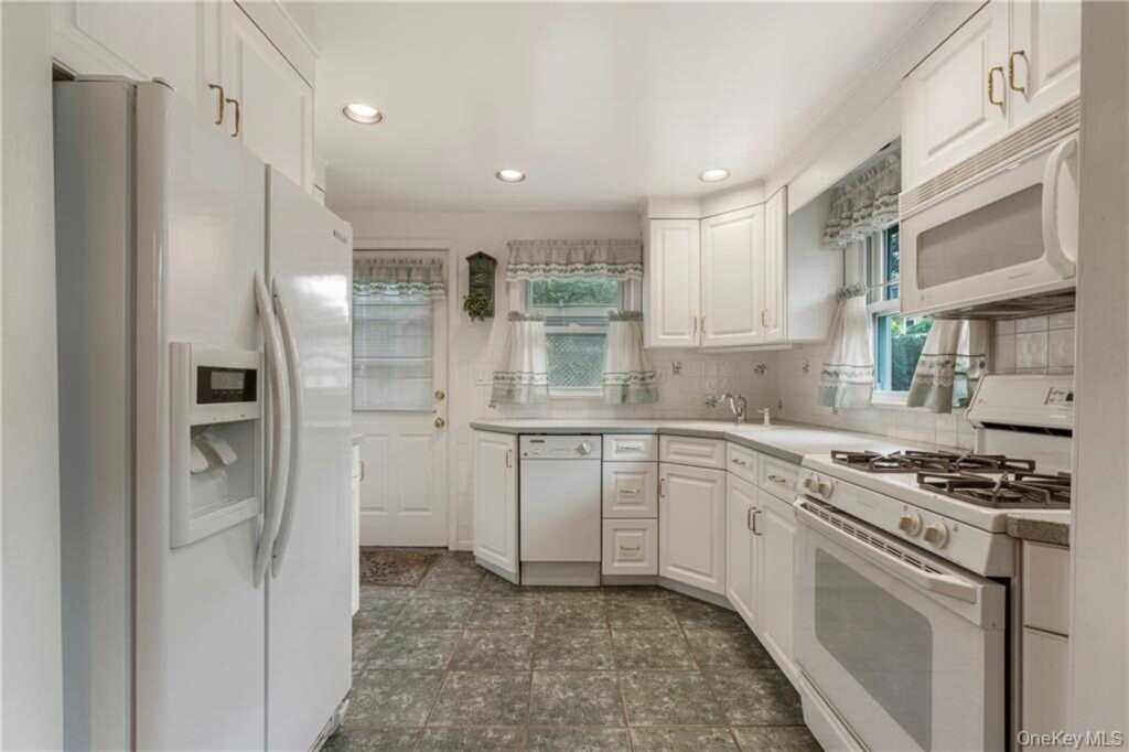 30 Lindbergh Lane, New City, NY 10956 - Photo 7 of 27