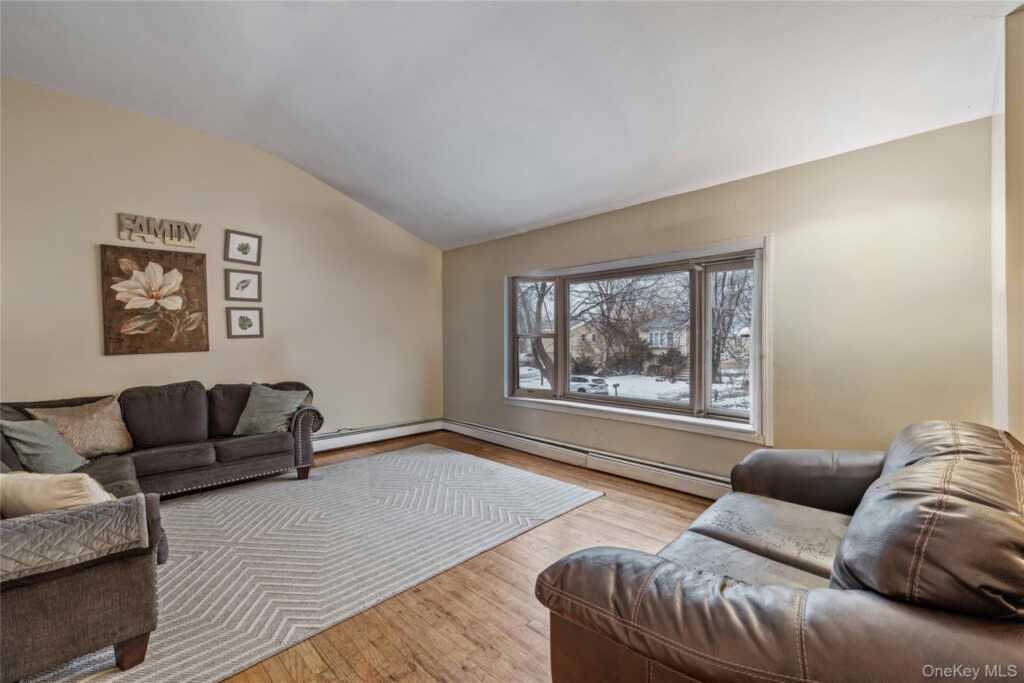 10 Valley Drive, Nanuet, NY 10954 - Photo 4 of 19