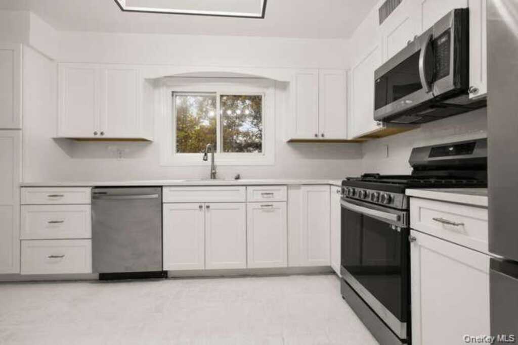 93 Seton Drive, New Rochelle, NY 10804 - Photo 10 of 31