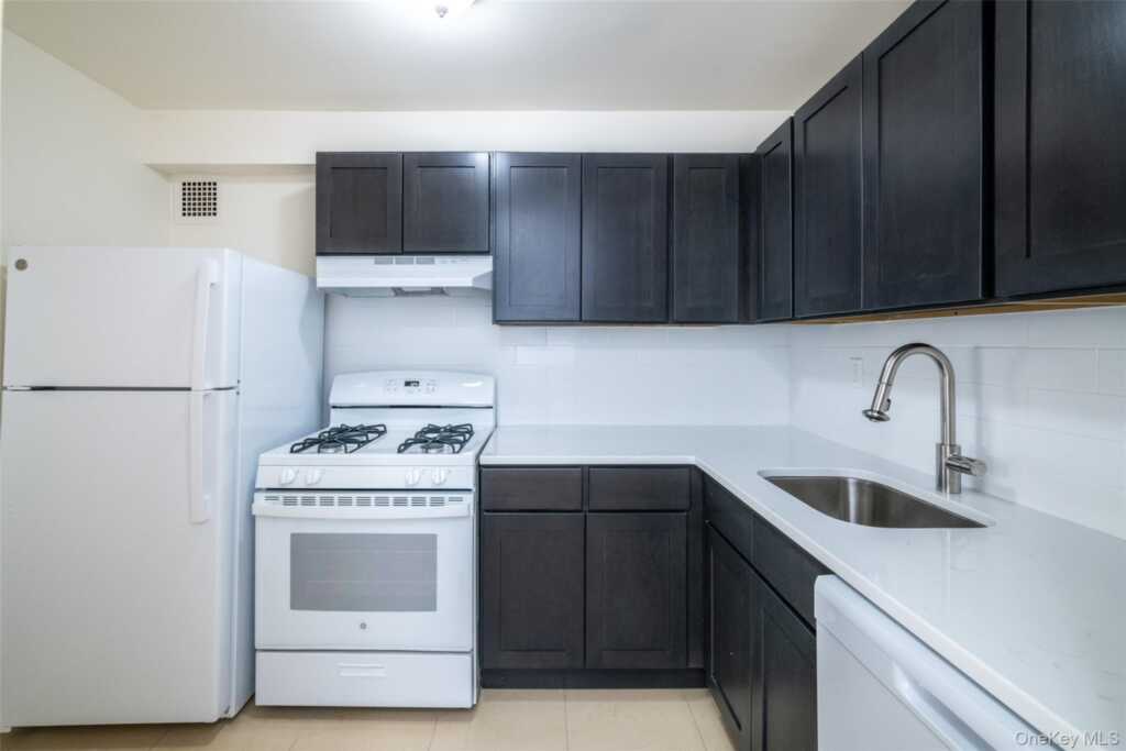 125 Lake Street, Unit #10-M North, White Plains, NY 10604 - Photo 5 of 10