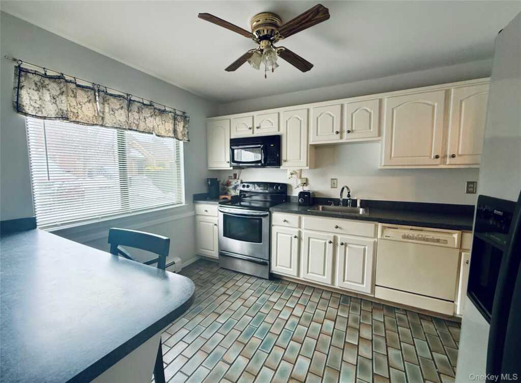 120 Brush Hollow Crescent, Rye, NY 10573 - Photo 3 of 19