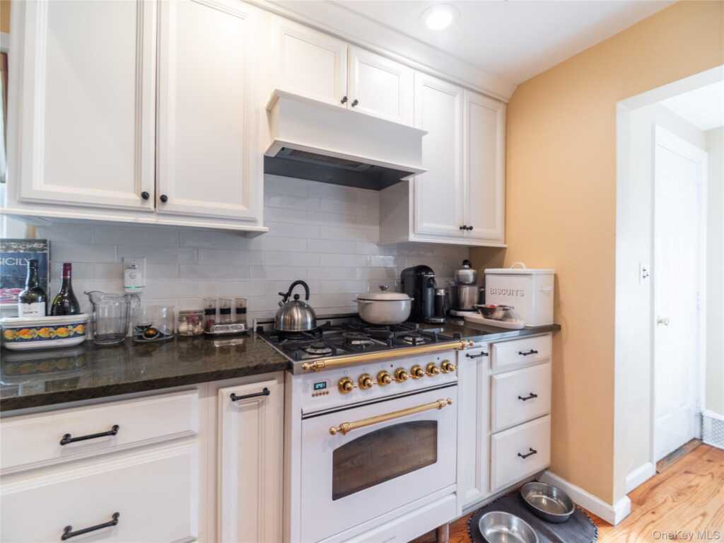 8 Ridgeland Terrace, Rye, NY 10580 - Photo 11 of 22