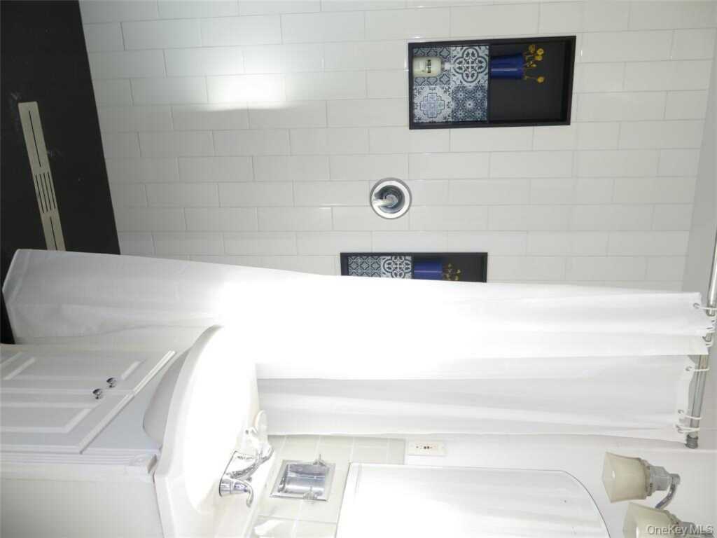 25 Winchester Oval, New Rochelle, NY 10805 - Photo 10 of 18