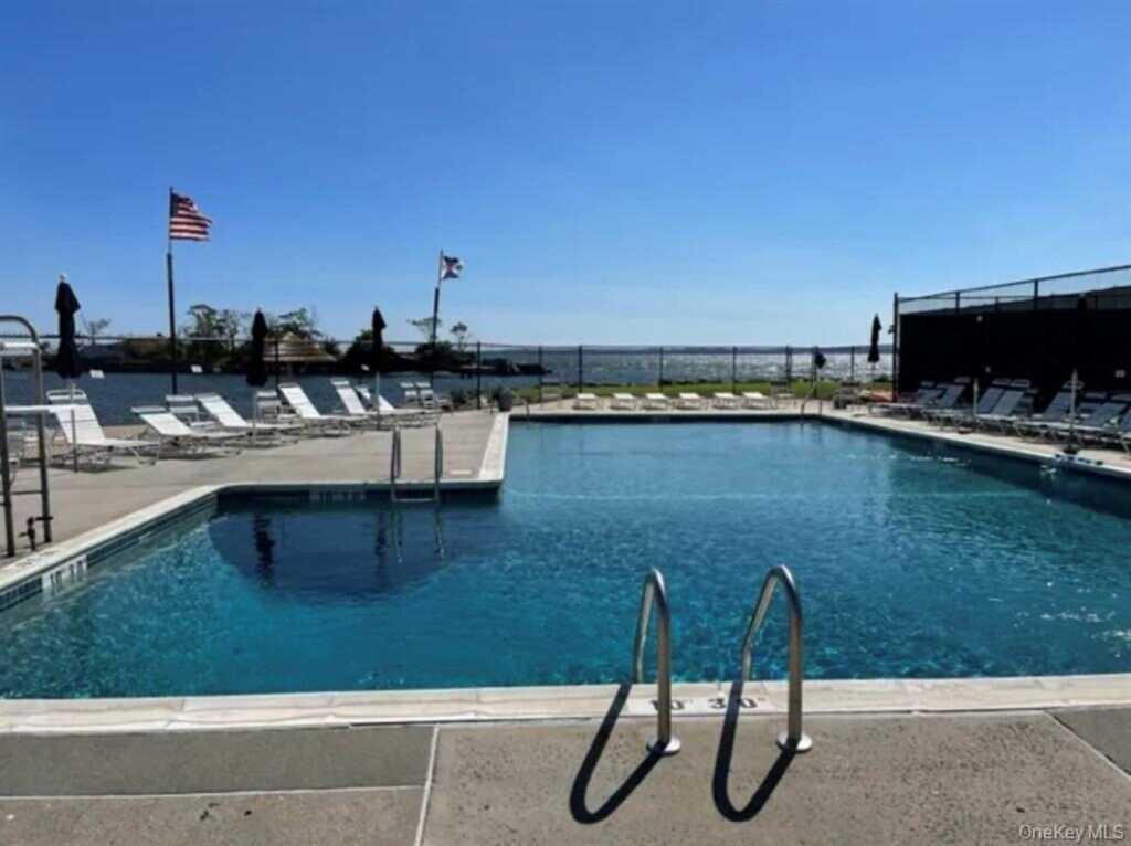 25 Winchester Oval, New Rochelle, NY 10805 - Photo 16 of 18