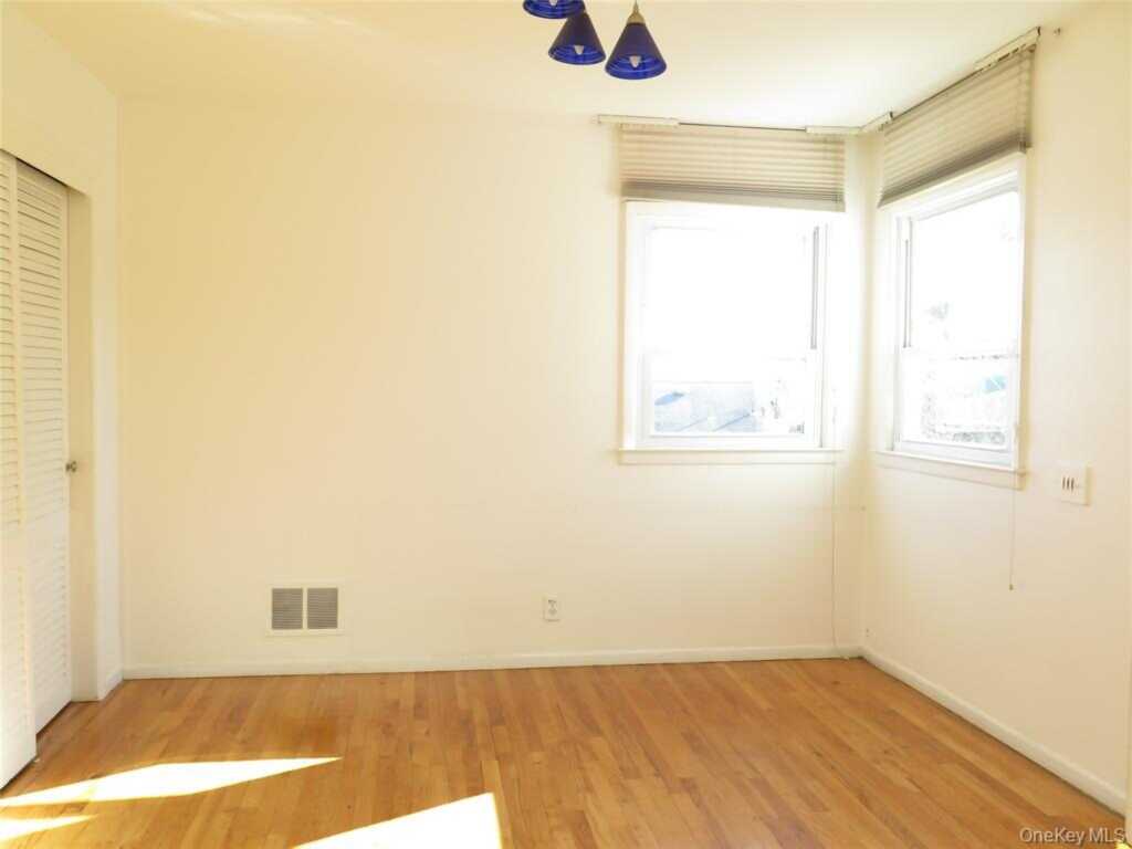 25 Winchester Oval, New Rochelle, NY 10805 - Photo 9 of 18