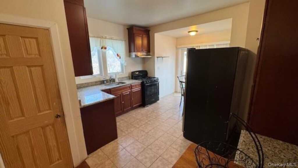 25 Tibbits Avenue, White Plains, NY 10606 - Photo 4 of 17