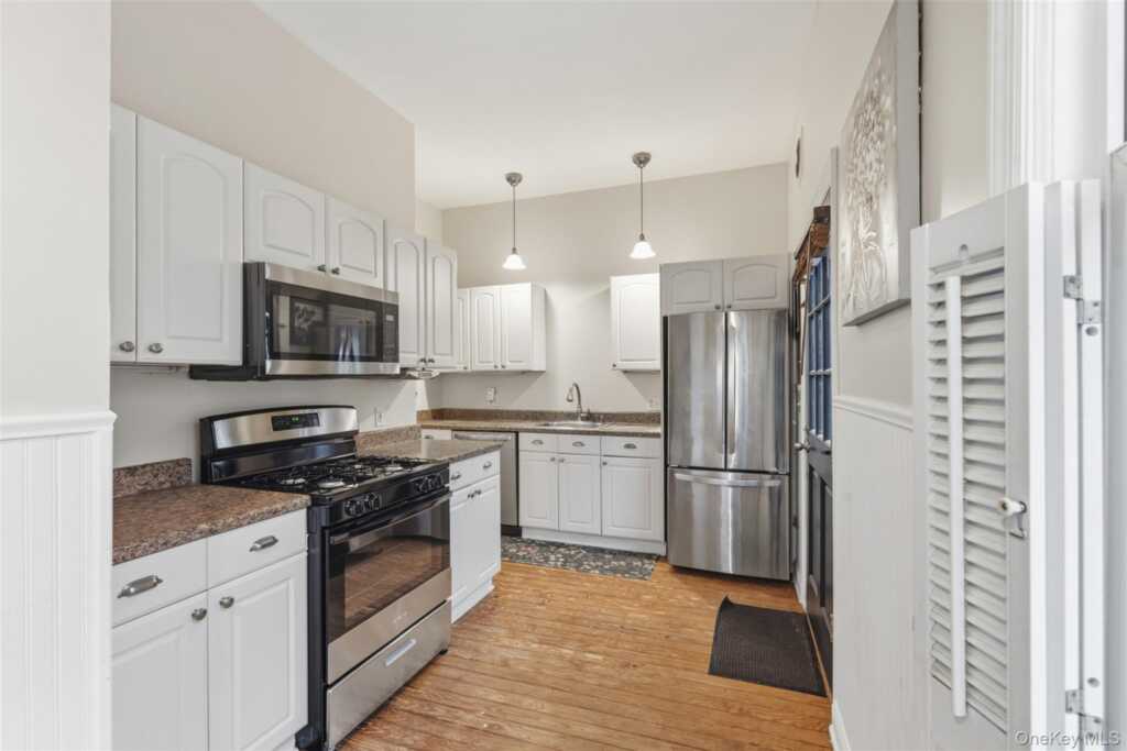 11 Oakdale Manor, Suffern, NY 10901 - Photo 6 of 38