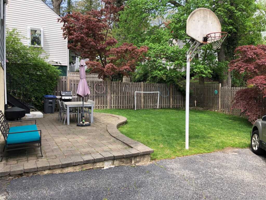 16 Southminster Drive, White Plains, NY 10604 - Photo 3 of 8