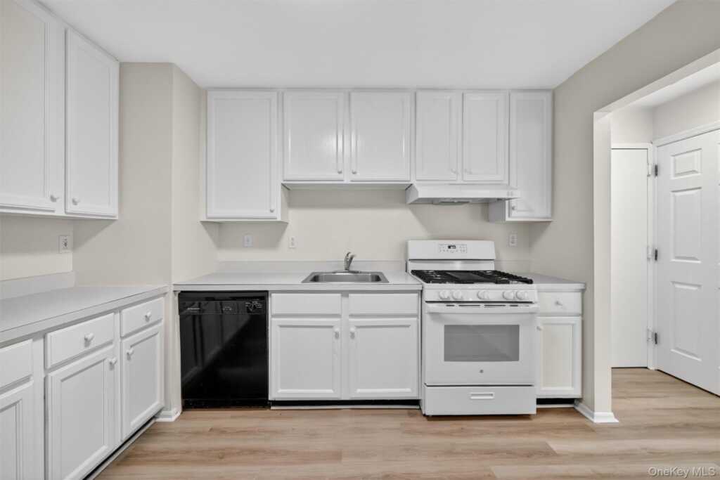 10-12 Chestnut Street, Unit #B108, Suffern, NY 10901 - Photo 3 of 32