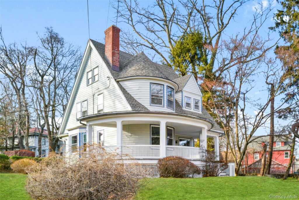 8 The Serpentine, New Rochelle, NY 10801 - Photo 1 of 1