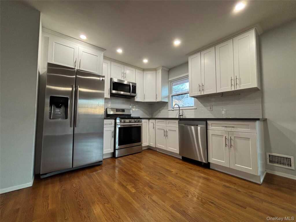 11 Muir Place, New Rochelle, NY 10801 - Photo 3 of 24