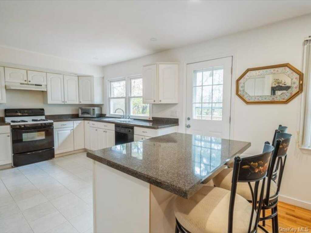 42 Mesa Place, Nanuet, NY 10954 - Photo 6 of 19