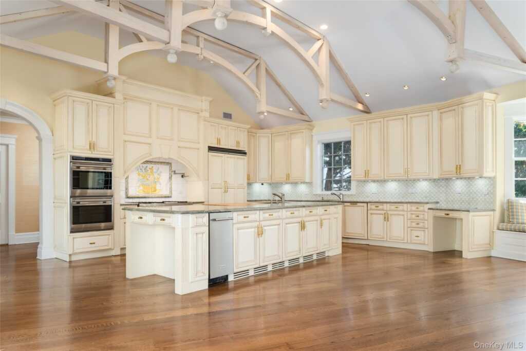 63 Premium Point, New Rochelle, NY 10801 - Photo 8 of 24