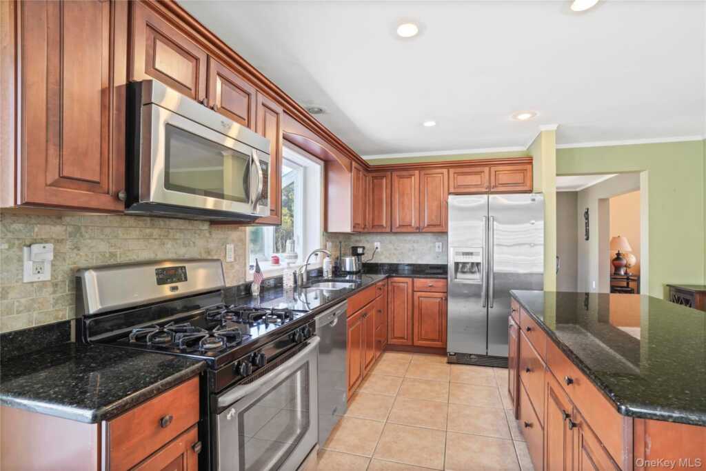 102 Clinton Street, White Plains, NY 10603 - Photo 11 of 34