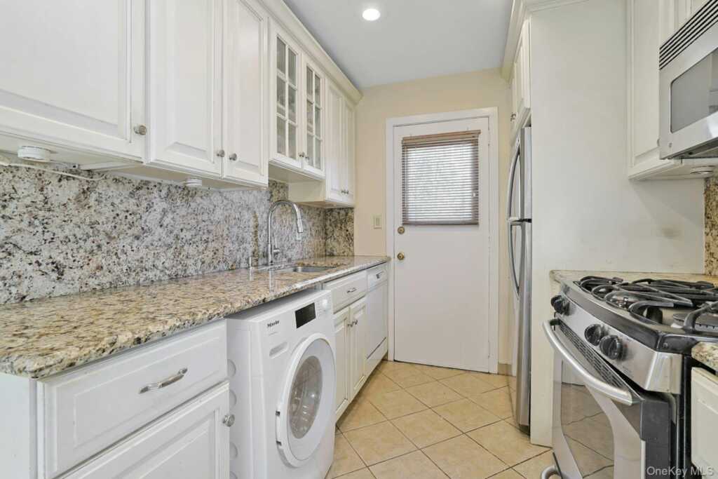 32 Lambert Lane, New Rochelle, NY 10804 - Photo 11 of 28