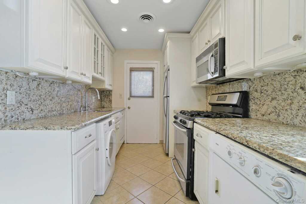 32 Lambert Lane, New Rochelle, NY 10804 - Photo 12 of 28