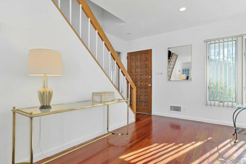 32 Lambert Lane, New Rochelle, NY 10804 - Photo 4 of 28