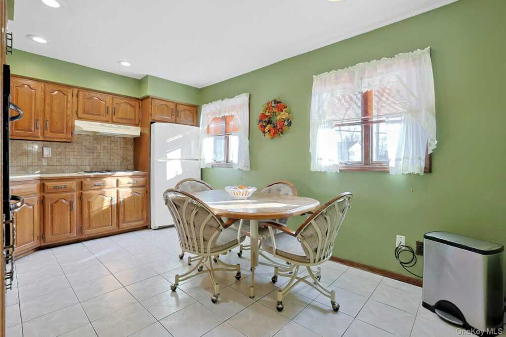 25 Tennyson Drive, Nanuet, NY 10954 - Photo 12 of 35