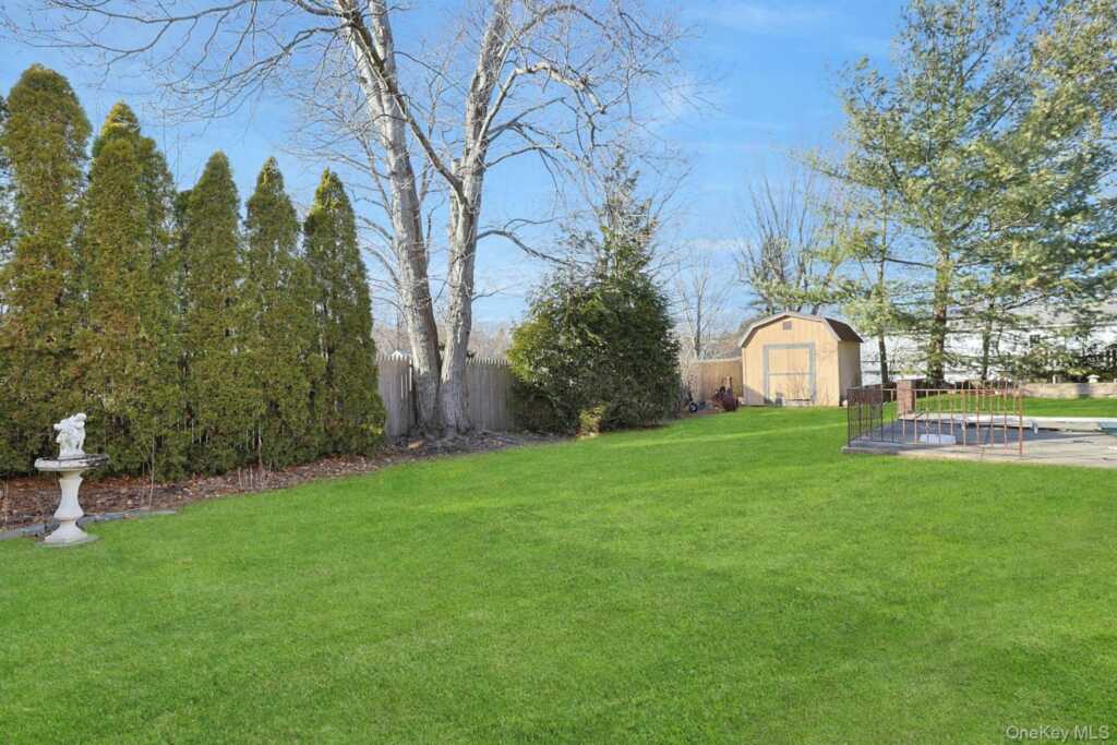 25 Tennyson Drive, Nanuet, NY 10954 - Photo 4 of 35