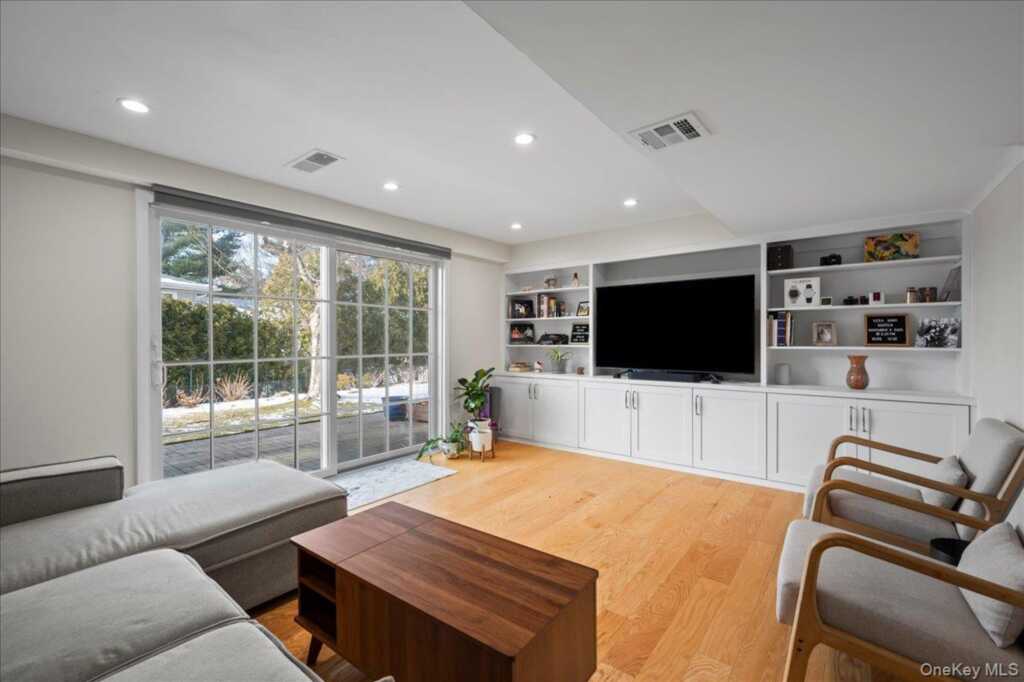 1079 Weaver Street, New Rochelle, NY 10804 - Photo 4 of 41