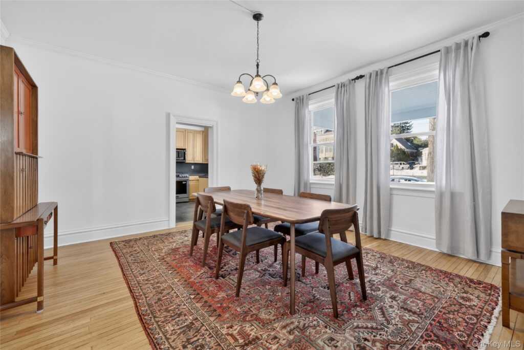 152 Sutton Manor Road, New Rochelle, NY 10801 - Photo 13 of 49