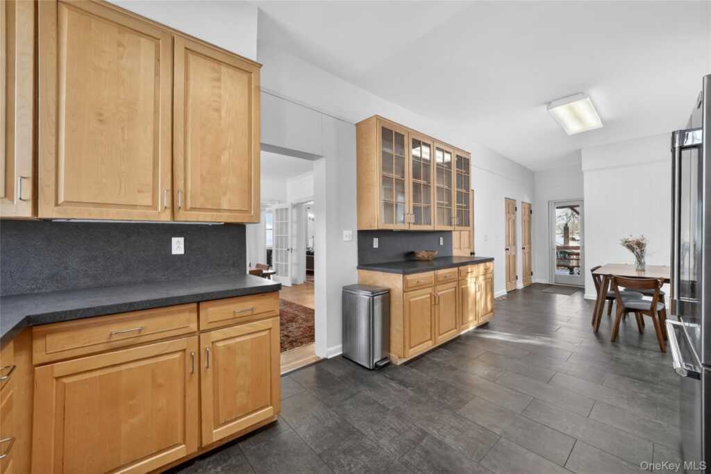 152 Sutton Manor Road, New Rochelle, NY 10801 - Photo 16 of 49