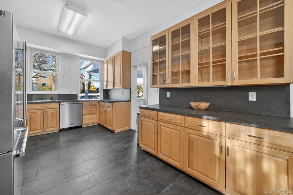 152 Sutton Manor Road, New Rochelle, NY 10801 - Photo 17 of 49