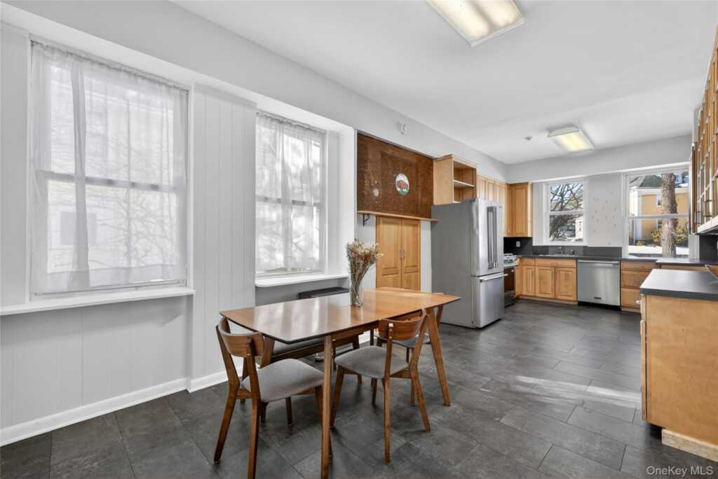 152 Sutton Manor Road, New Rochelle, NY 10801 - Photo 18 of 49