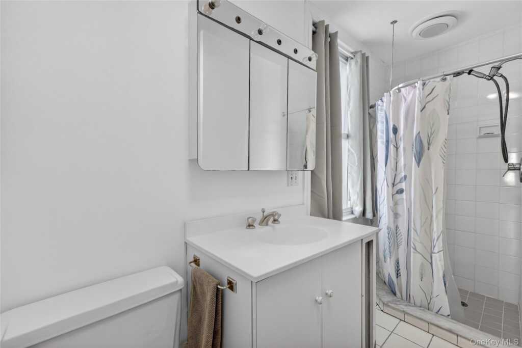 152 Sutton Manor Road, New Rochelle, NY 10801 - Photo 30 of 49