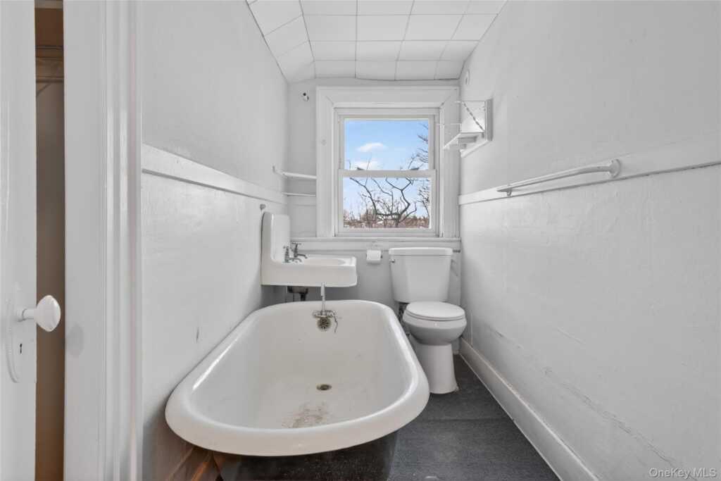 152 Sutton Manor Road, New Rochelle, NY 10801 - Photo 34 of 49