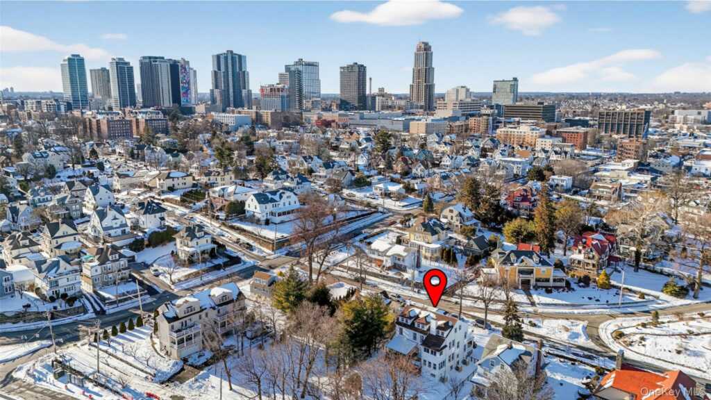 152 Sutton Manor Road, New Rochelle, NY 10801 - Photo 4 of 49