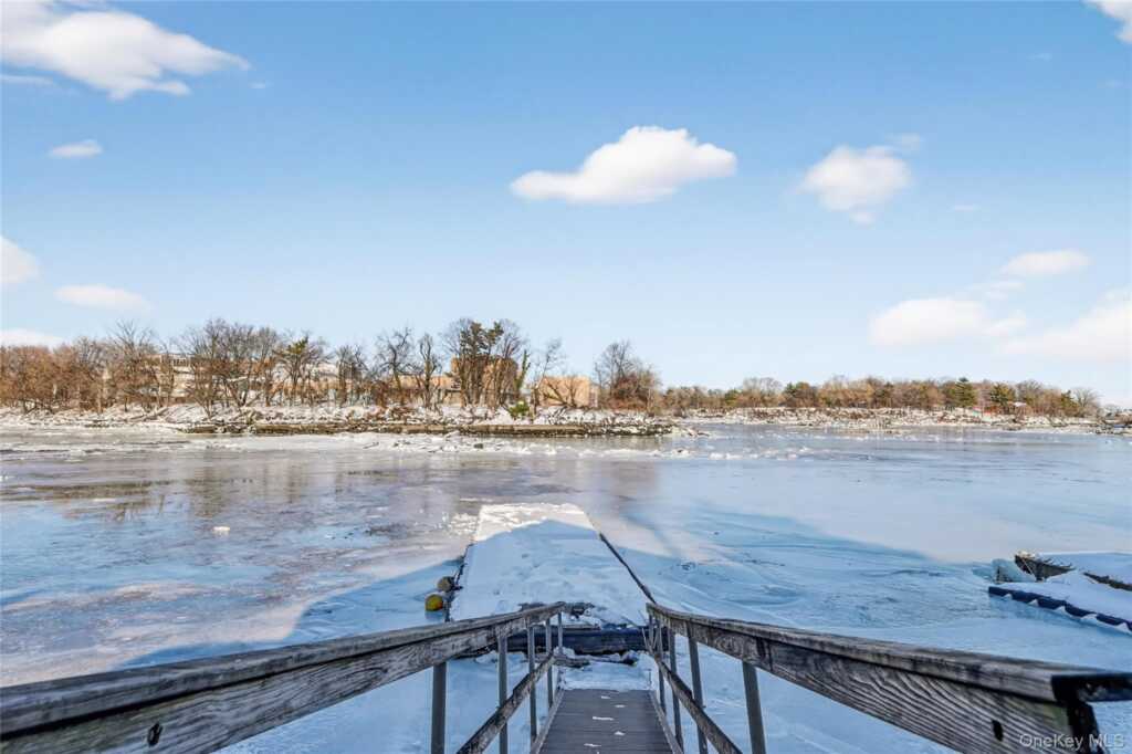 152 Sutton Manor Road, New Rochelle, NY 10801 - Photo 43 of 49