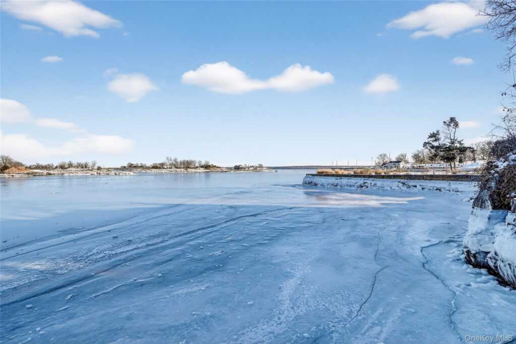 152 Sutton Manor Road, New Rochelle, NY 10801 - Photo 45 of 49